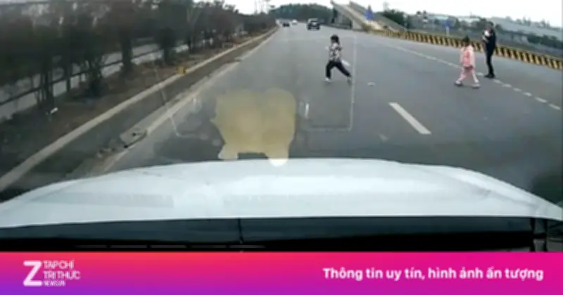 Bé trai chạy băng qua quốc lộ, ô tô phanh gấp tránh tai nạn thương tâm