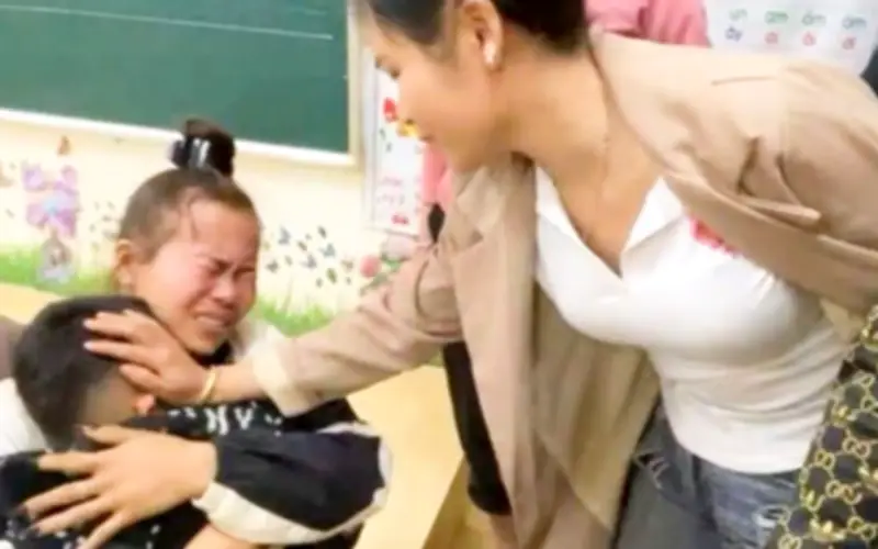 Bé trai lớp 1 bị bỏ quên trong lớp đến tối, giáo viên nhận lỗi do sơ suất