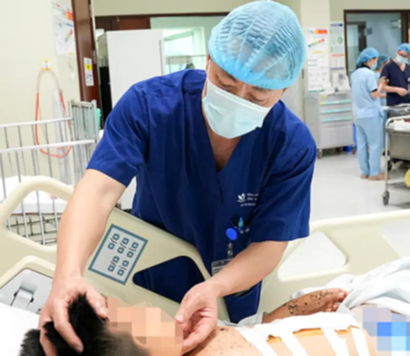 Bé trai Ninh Bình thủng dạ dày, hỏng mắt vì nghịch kíp nổ tự chế trong dịp Tết