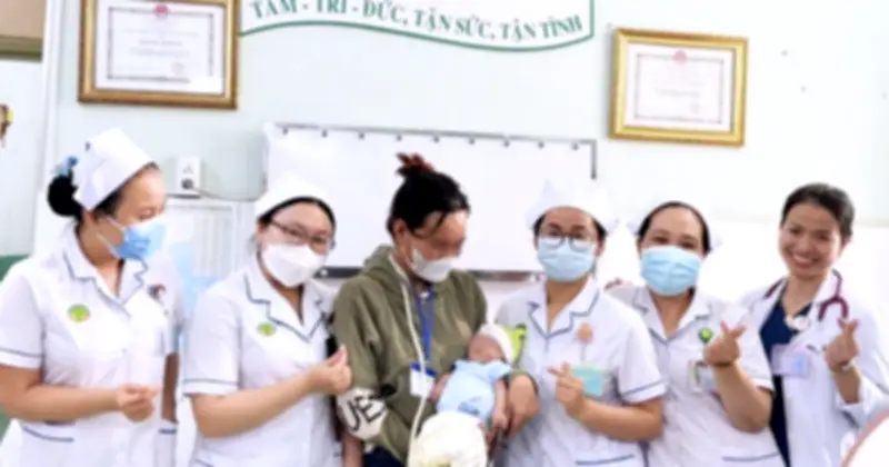 Bé trai sơ sinh tưởng bị bỏ rơi tại Bệnh viện Nhi đồng 2 được mẹ đón về trước Tết