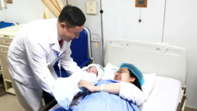 Bé trai đầu tiên chào đời đúng giao thừa tại Bệnh viện Phụ sản Trung ương