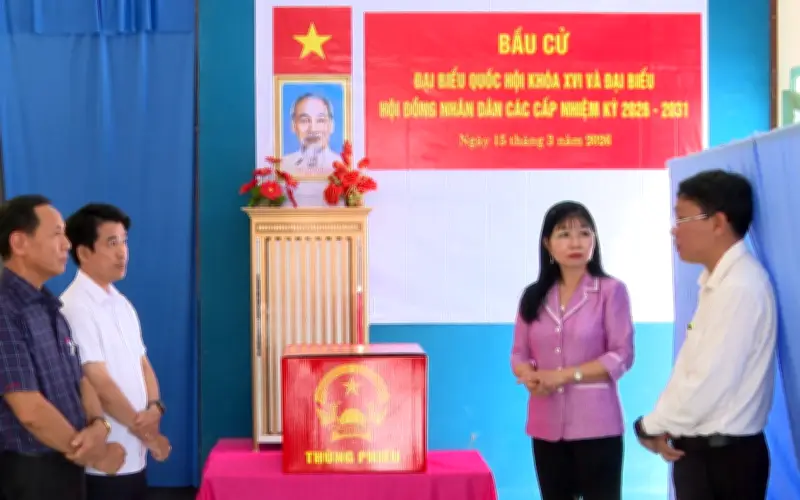 Bà Trần Thị Thanh Hương kiểm tra công tác bầu cử và tuyển quân tại An Giang