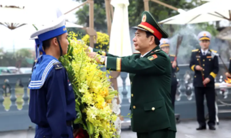 Bộ trưởng Quốc phòng dâng hương tưởng niệm Đại tướng Võ Nguyên Giáp tại Quảng Ninh