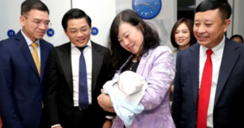 Bộ trưởng Y tế Đào Hồng Lan thăm động viên y bác sĩ trực Tết, chúc mừng công dân nhí chào đời đêm giao thừa