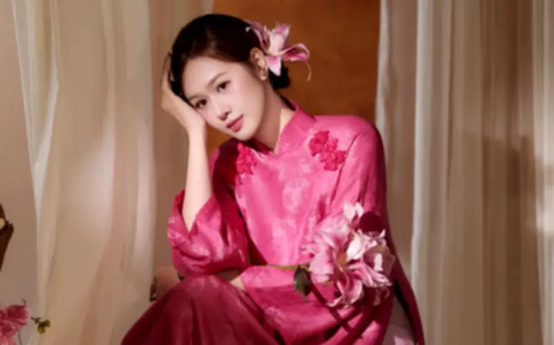 Bà Xã Anh Đức Tỏa Sáng Trong Tà Áo Dài Truyền Thống Sắc Hồng Rực Rỡ