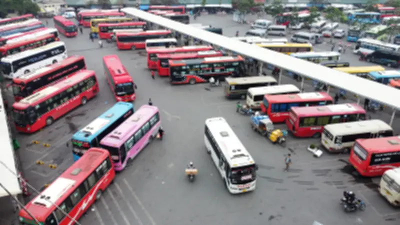 Ba bến xe Hà Nội phục vụ hơn 200.000 lượt khách trong cao điểm Tết Bính Ngọ