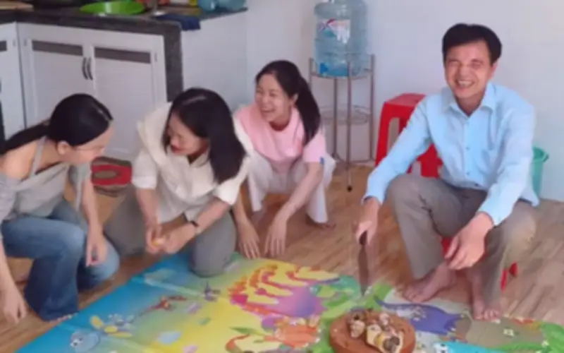 Ba Chị Em Gái Tàu Hải Khi Ngồi Xem Chặt Thịt Gà: Hành Vi Phản Cảm Gây Phẫn Nộ