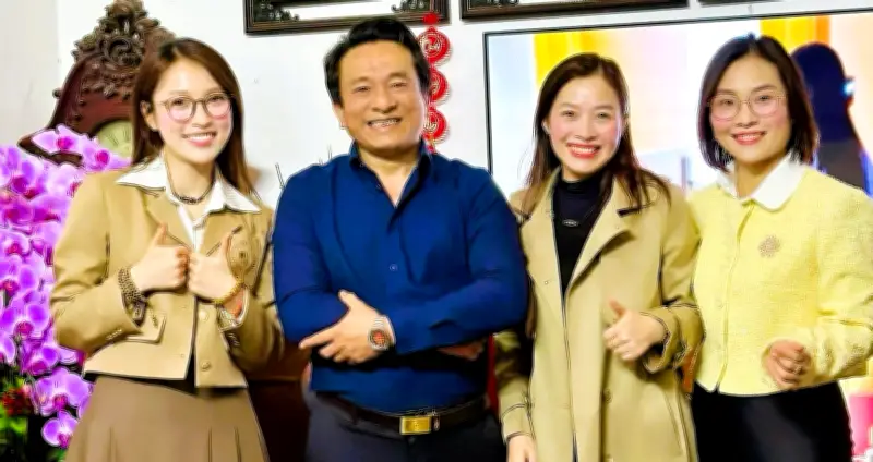 Ba chị em tài sắc viếng thầy giáo cũ dịp Tết Bính Ngọ 2026, câu chuyện cảm động về tình thầy trò