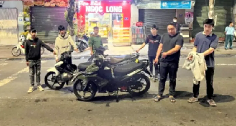 Ba thanh niên chặn xe, ngáng đường người đi đường để xử phạt ở Hà Nội