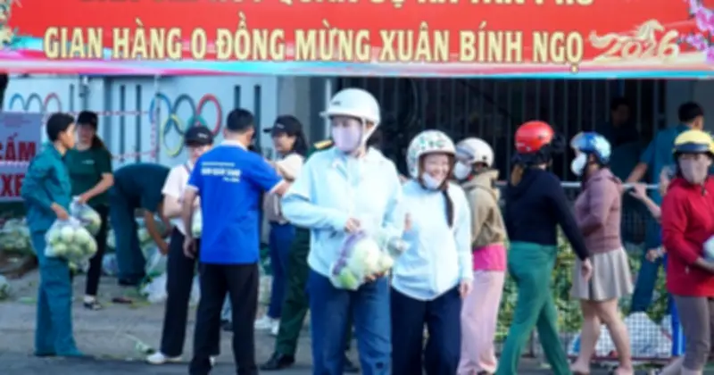 Ban Chỉ huy quân sự xã Tân Phú tổ chức gian hàng 0 đồng phát rau củ miễn phí