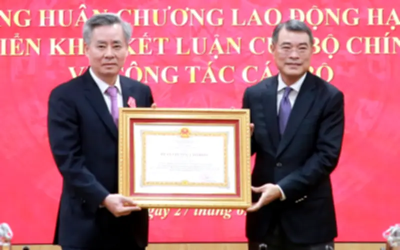 Ban Tổ chức Trung ương trao Huân chương, triển khai kết luận về công tác cán bộ