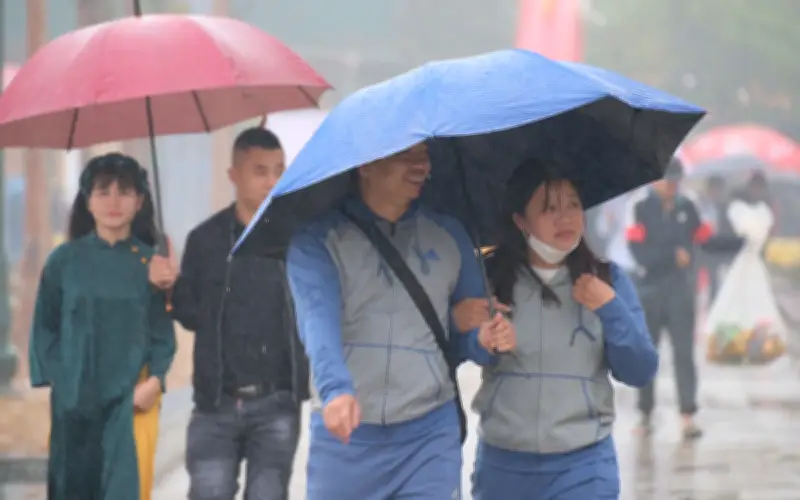 Bắc Bộ ẩm ướt, nồm ẩm xuất hiện; Nam Bộ nắng nóng, nguy cơ sốc nhiệt