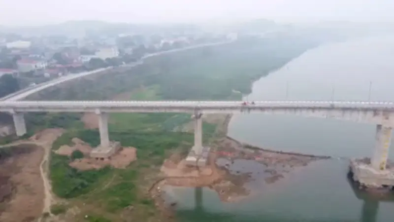 Bắc Cầu Phao Tạm Thay Thế Cầu Sông Lô Bị Sập Do Lũ Quét