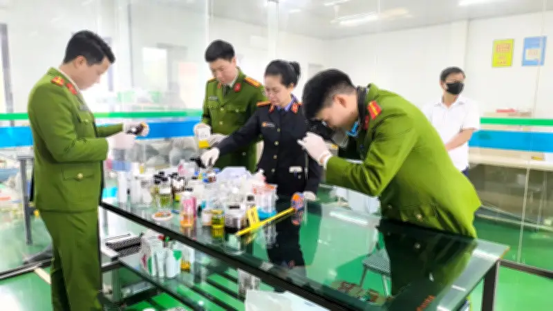 Bắc Ninh: Đường dây sản xuất thực phẩm chức năng giả Fucoidan bị triệt phá, 10 bị can khởi tố