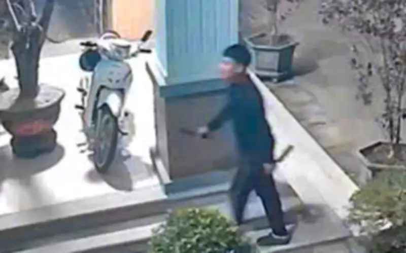 Bắc Ninh: Tạm giữ thanh niên mang dao vào trụ sở công an sau khi uống rượu