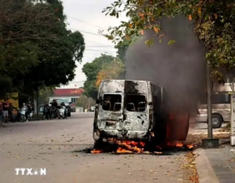 Bắc Ninh: Xe ô tô 16 chỗ bất ngờ bốc cháy dữ dội ngay trên phố