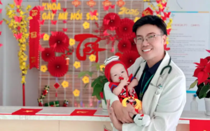 Bác sĩ đưa bé bị bỏ rơi 'du xuân' trong bệnh viện ngày Tết, cộng đồng xúc động