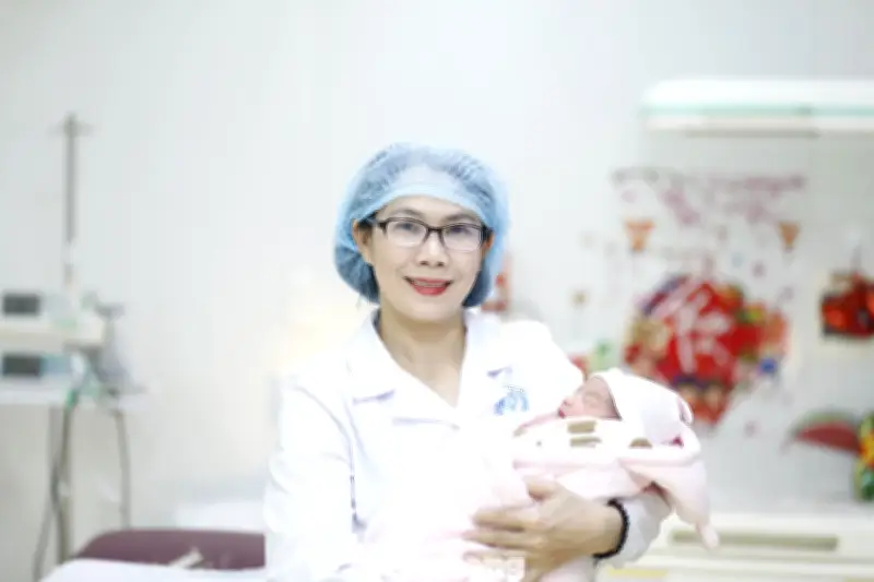 Bác sĩ Bắc Ninh đón năm mới bằng tiếng khóc trẻ thơ trong đêm giao thừa