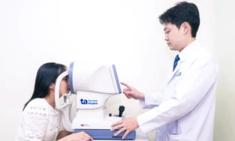 Bác sĩ cảnh báo 4 thói quen ngày Tết gây khô mắt nhiều người mắc phải