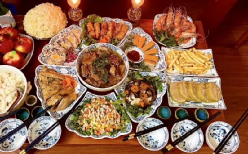 Bác sĩ cảnh báo: Ăn vặt liên tục ngày Tết khiến mỡ máu tăng cao âm thầm