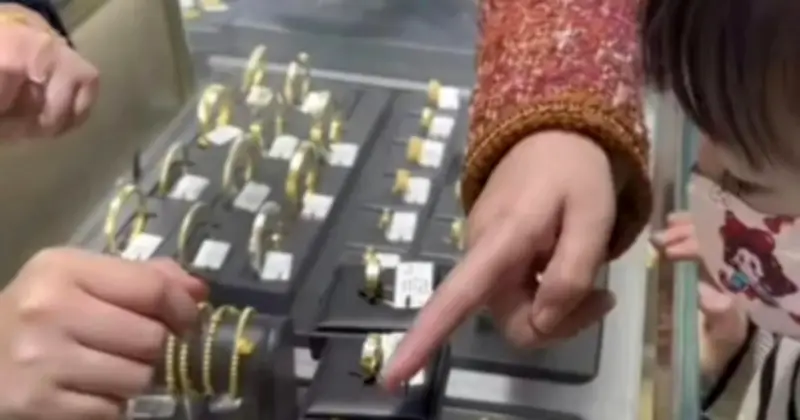 Bác sĩ mua vàng bằng tiền lì xì của con, vợ bất ngờ tiết lộ đã bán hết vàng tích trữ