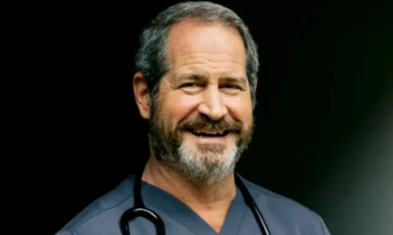 Bác sĩ phẫu thuật tim suýt chết vì phớt lờ cơn đau tim của chính mình