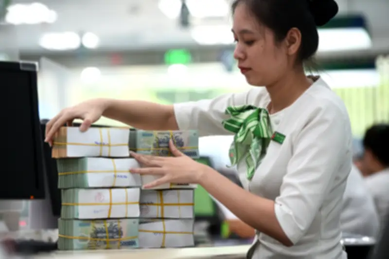 Bức Tranh Lương Thưởng Ngành Ngân Hàng 2025: Techcombank Dẫn Đầu Nhưng Giảm, Quốc Doanh Bám Sát