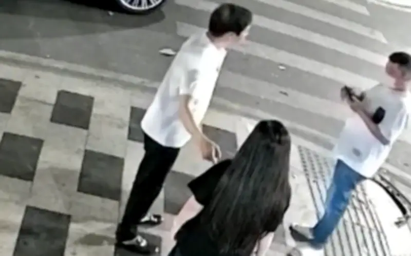 Va chạm Bentley và taxi công nghệ, hai người đàn ông rượt đánh hành khách giữa phố