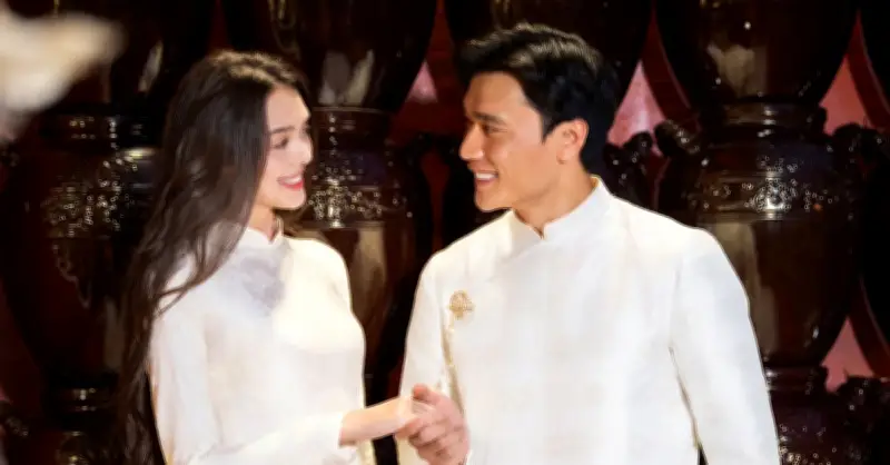 Bùi Tiến Dũng và vợ tay trong tay khoe ảnh đẹp lung linh đón Tết