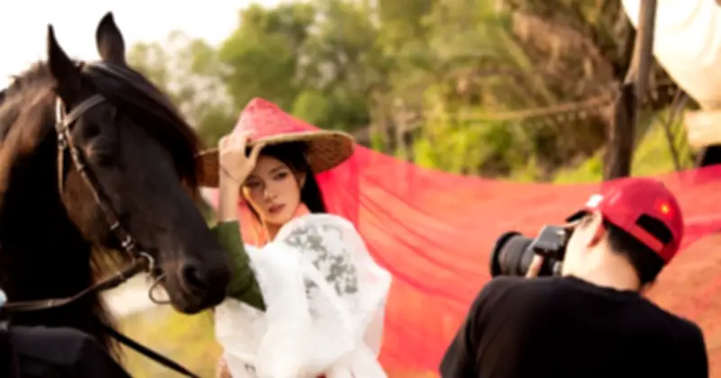 Ngựa đen tiền tỷ trở thành trend chụp ảnh Tết Bính Ngọ, khách sẵn sàng chi 10 triệu