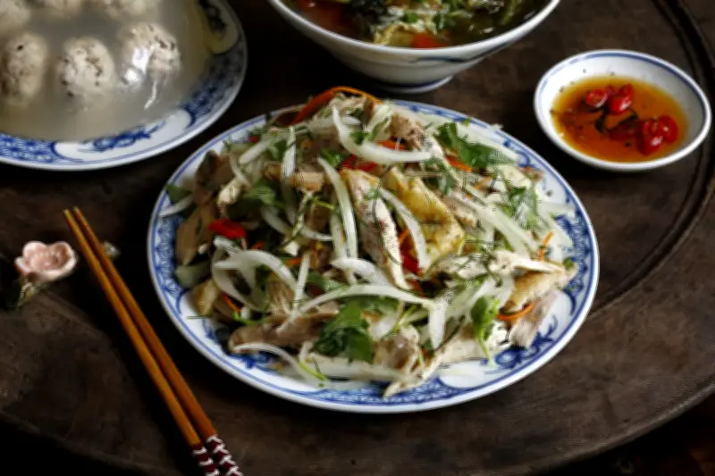 Biến gà cúng thừa thành món nộm thanh mát chỉ trong 20 phút