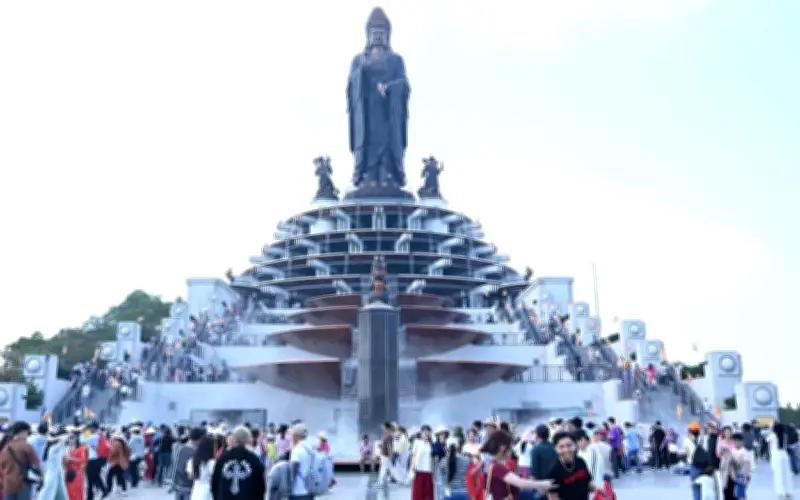 Biển người trẩy hội đầu xuân tại Núi Bà Đen, Tây Ninh sáng mùng 5 Tết