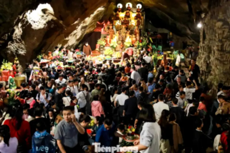 Biển Người Đổ Về Chùa Hương Ngày Khai Hội, An Toàn Đường Thủy Được Siết Chặt