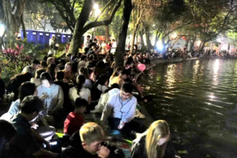 Biển người đổ về Hồ Gươm đón giao thừa Bính Ngọ 2026 trong không khí náo nhiệt