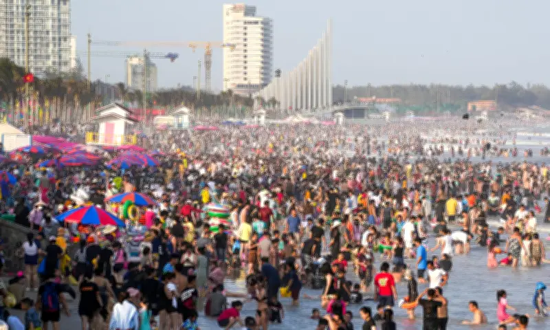 Biển Vũng Tàu đông nghịt du khách dịp Tết Bính Ngọ mùng 4