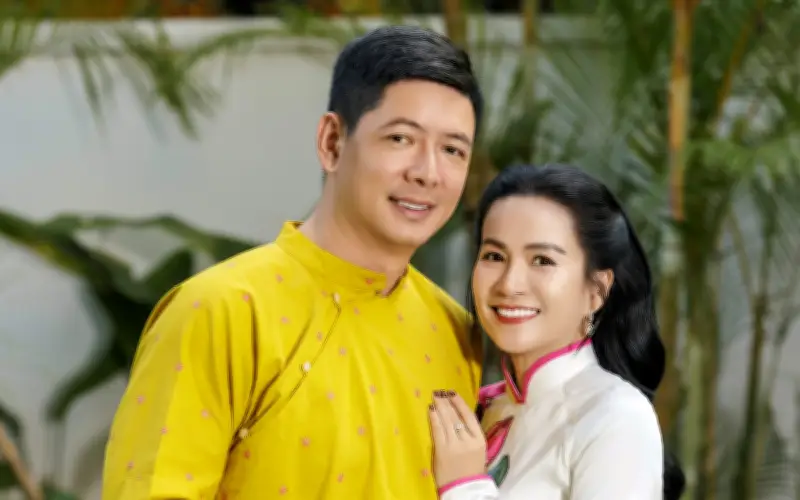 Bình Minh và gia đình diện áo dài Tết lấy cảm hứng từ tranh hoài niệm