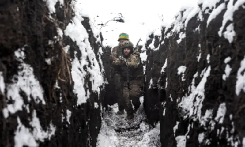 Binh Sĩ Ukraine Vật Lộn Sinh Tồn Trong Chiến Hào Giữa Mùa Đông Khắc Nghiệt