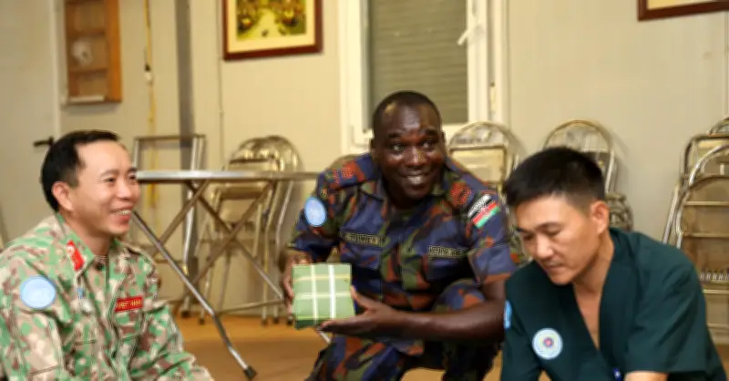 Bạn bè quốc tế tại châu Phi say mê bánh chưng, canh đào của chiến sĩ Mũ nồi xanh