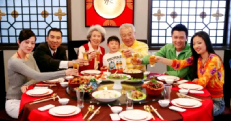 Bàn tiệc Tết: Nơi trẻ nhỏ đối mặt 'cuộc săn' thành tích và cách cha mẹ dạy con tự vệ