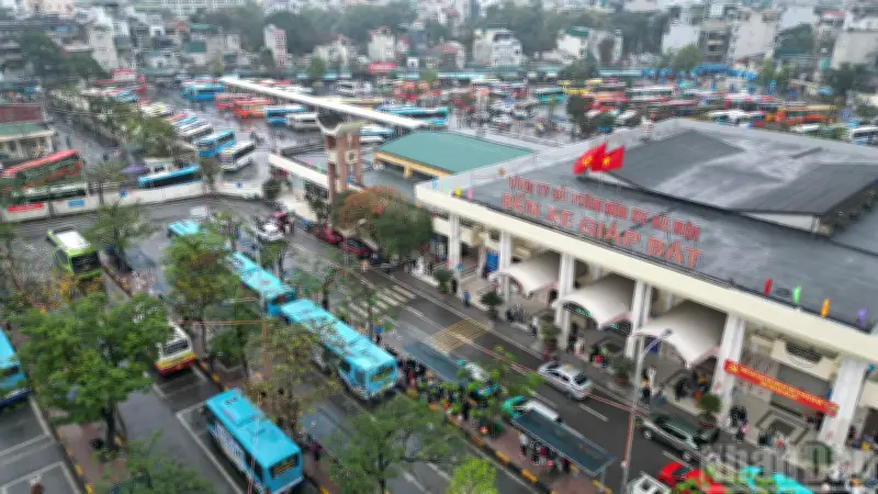 Bến xe Giáp Bát nhộn nhịp sau Tết: Hành khách tăng 2-3 lần, giao thông ổn định