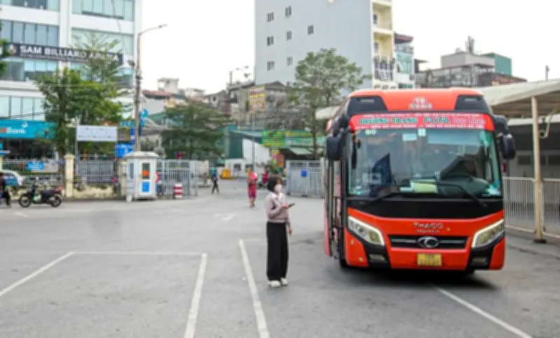 Bến xe Giáp Bát vắng lặng chiều 29 Tết, chuyến xe cuối cùng về Nam Định rời bến