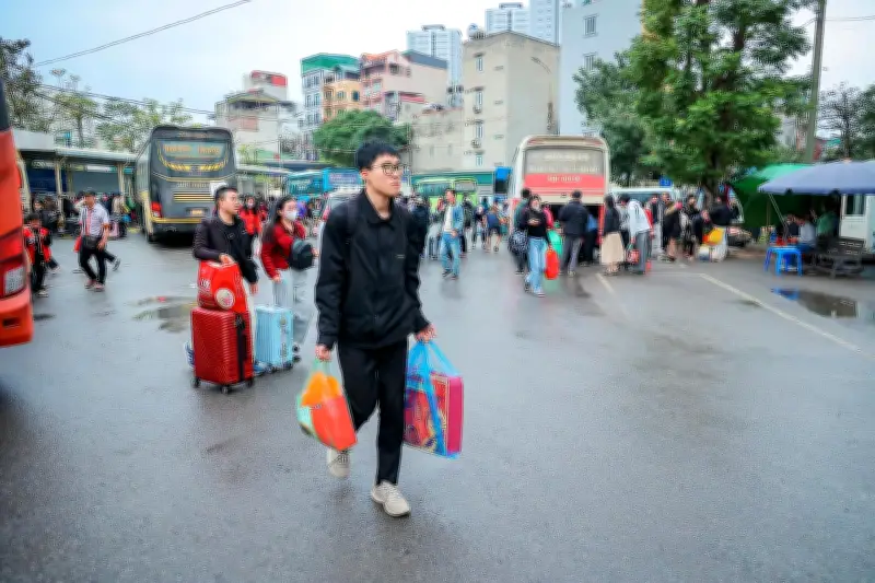 Bến xe Hà Nội chật kín ngày cuối Tết, hành khách lỉnh kỉnh đồ đạc trở về làm việc