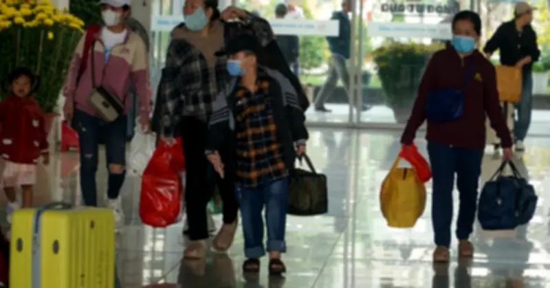 Bến xe Miền Đông mới đón cao điểm Tết, hành khách ùn ùn về quê