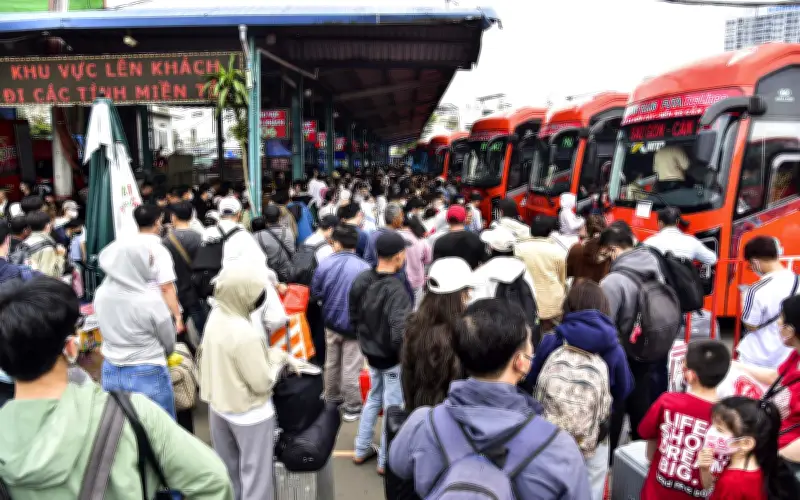 Bến xe Miền Tây chật kín người về quê đón Tết Bính Ngọ 2026