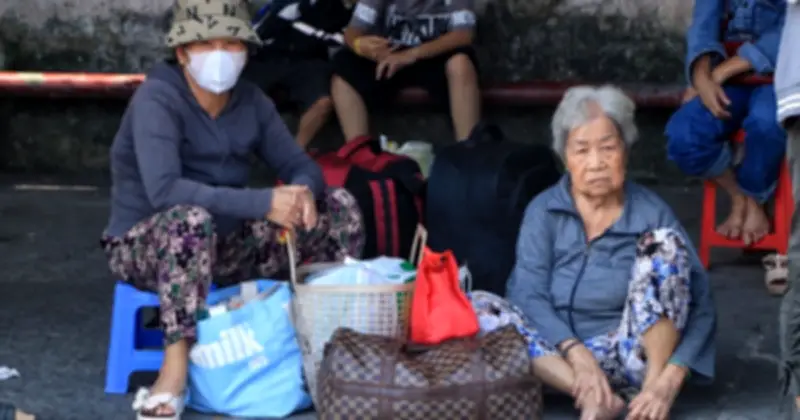 Bến xe Miền Tây đông nghẹt người trở lại TP.HCM ngày cuối Tết Nguyên đán 2026