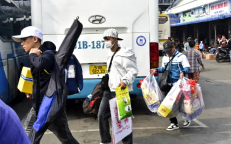 Bến xe Miền Tây nhộn nhịp người về quê đón Tết, bạn đọc chia sẻ cảm xúc ấm áp