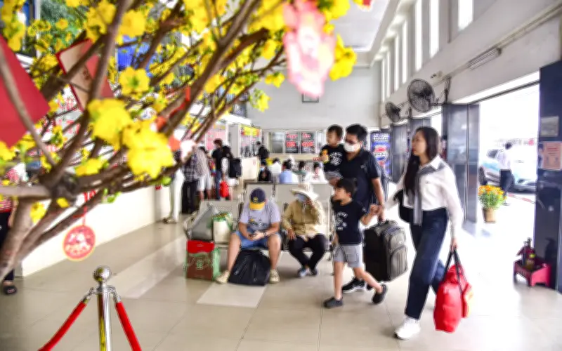 Bến xe Miền Tây nhộn nhịp ngày 26 tháng Chạp, hàng nghìn người hối hả về quê đón Tết