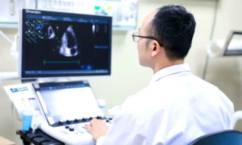 Bệnh nhân trẻ đột ngột khó thở, vã mồ hôi, phát hiện lao màng ngoài tim nguy hiểm