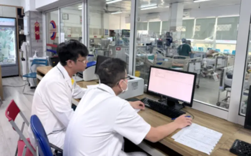 Bệnh viện Bạch Mai và Việt Đức quá tải sau Tết: Bệnh lý nội khoa và chấn thương pháo nổ tăng mạnh