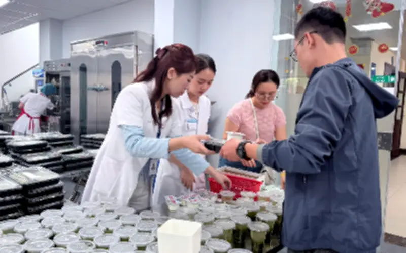 Bệnh viện Phụ sản Trung ương và Bạch Mai phục vụ bữa ăn miễn phí dịp Tết